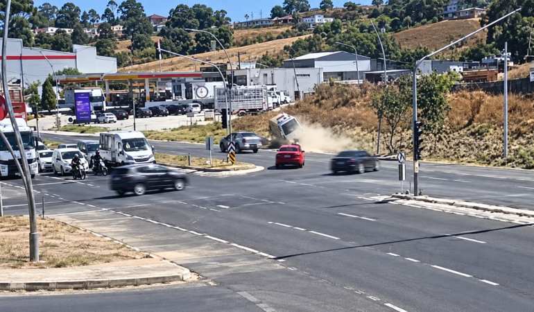 Çerkezköy’de Minibüs Elektrik Direğine Çarptı: 3 Çocuk Yaralı