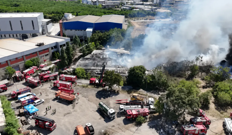 Tuzla Orhanlı’da Fabrika Yangını: Ekipler Seferber Oldu