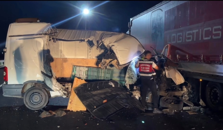Ergene’de TEM Otoyolu’nda Minibüs TIR’a Çarptı: 1 Ölü, 1 Ağır Yaralı