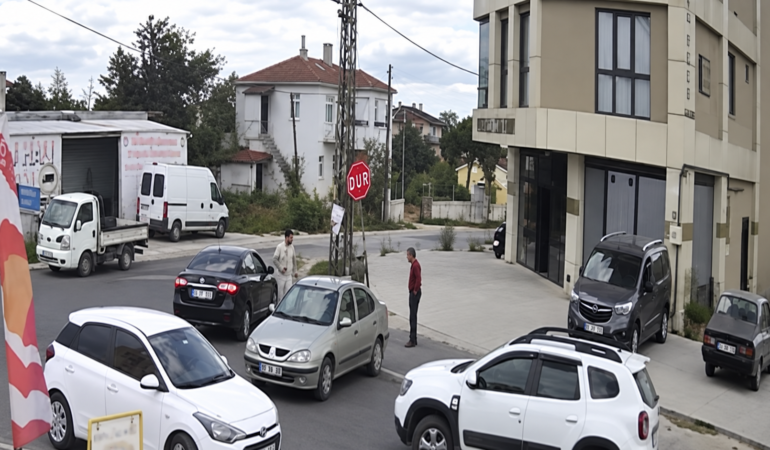Kapaklı’da Tabelaya Çarpan Sürücü Öfkesini Tabeladan Çıkardı