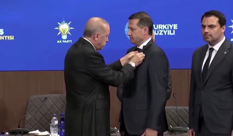 Vahap Akay AK Parti’ye Katıldı: Rozetini Erdoğan Taktı