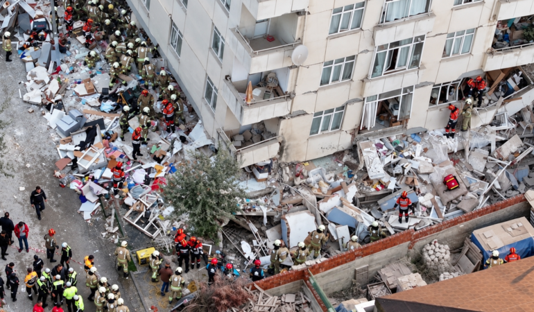 Maltepe’de Bina Çöktü: 2 Can Kaybı, 10 Kişi Yaralı Kurtarıldı